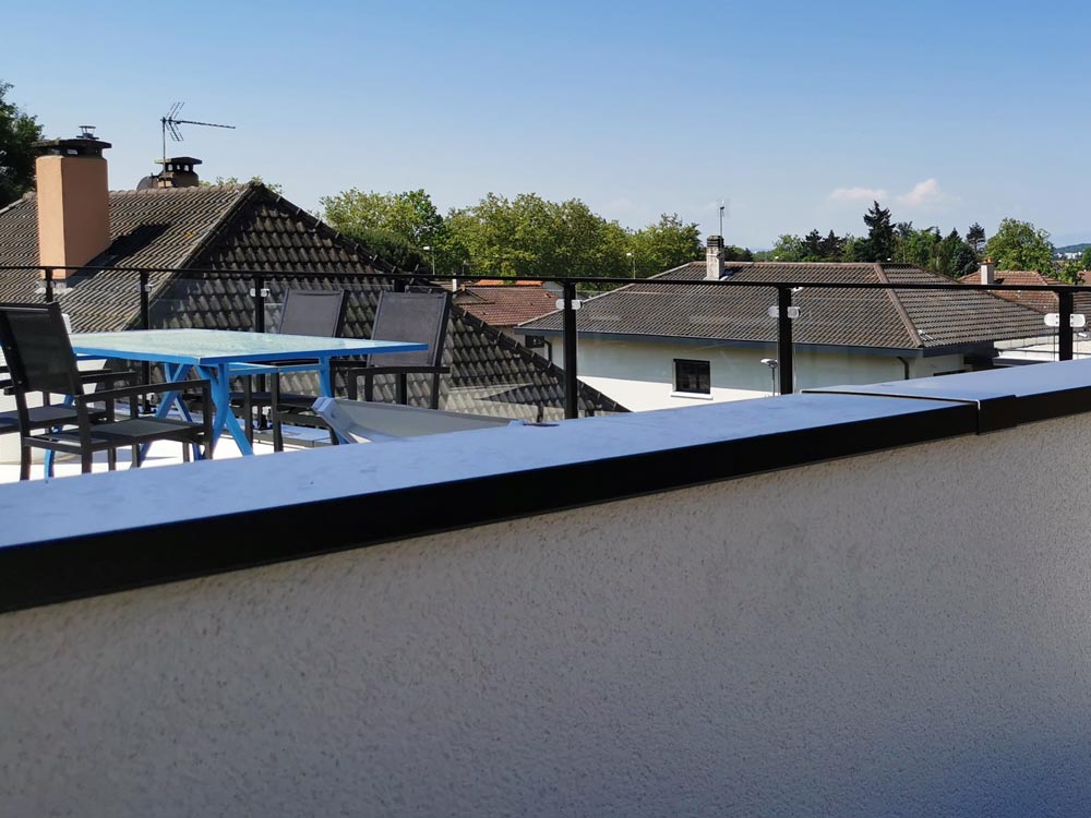 pose-de-couvertines-en-aluminium-autour-d-un-toit-terrasse-pres-de-lyon